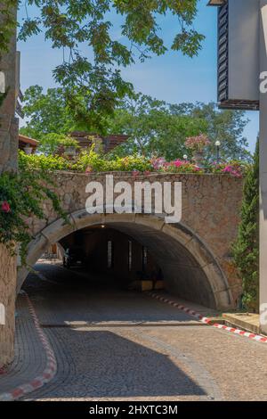 Photo verticale d'une route et d'un tunnel en pierre au Castello Di Bellagio à Pattaya, Thaïlande Banque D'Images