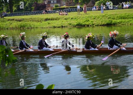 Photo des étudiants en canoë à Eton College pendant les célébrations du 4th juin Banque D'Images