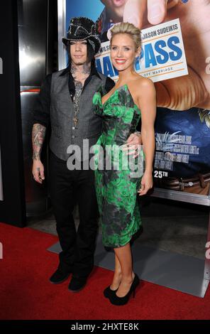 Nicky Whelan et sa date à la première du « Hall Pass » qui s'est tenue aux cinémas ArcLight, Los Angeles. Banque D'Images