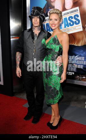 Nicky Whelan et sa date à la première du « Hall Pass » qui s'est tenue aux cinémas ArcLight, Los Angeles. Banque D'Images