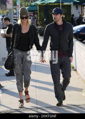 Zach Braff et sa petite amie Taylor Bagley déjeunent au Urth Cafe de Los Angeles, CA. Banque D'Images