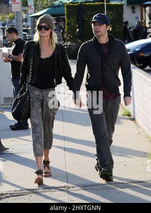 Zach Braff et sa petite amie Taylor Bagley déjeunent au Urth Cafe de Los Angeles, CA. Banque D'Images