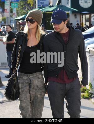 Zach Braff et sa petite amie Taylor Bagley déjeunent au Urth Cafe de Los Angeles, CA. Banque D'Images