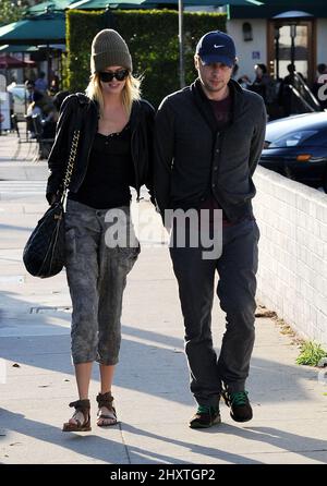 Zach Braff et sa petite amie Taylor Bagley déjeunent au Urth Cafe de Los Angeles, CA. Banque D'Images