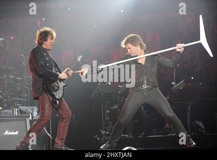 Jon bon Jovi et Richie Sambora du groupe bon Jovi se produit en direct à la TD Banknorth Garden Arena, Massachusetts Banque D'Images