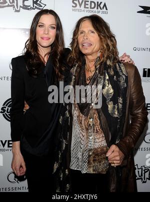 Liv Tyler et son père Steven Tyler lors de la première « Super » de Los Angeles qui s'est tenue au théâtre égyptien de Hollywood, en Californie Banque D'Images