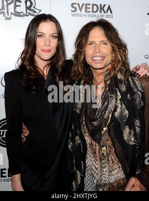 Liv Tyler et son père Steven Tyler lors de la première « Super » de Los Angeles qui s'est tenue au théâtre égyptien de Hollywood, en Californie Banque D'Images