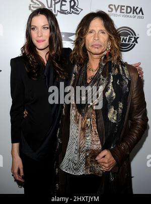 Liv Tyler et son père Steven Tyler lors de la première « Super » de Los Angeles qui s'est tenue au théâtre égyptien de Hollywood, en Californie Banque D'Images