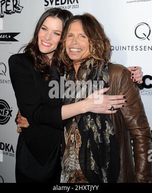 Liv Tyler et son père Steven Tyler lors de la première « Super » de Los Angeles qui s'est tenue au théâtre égyptien de Hollywood, en Californie Banque D'Images