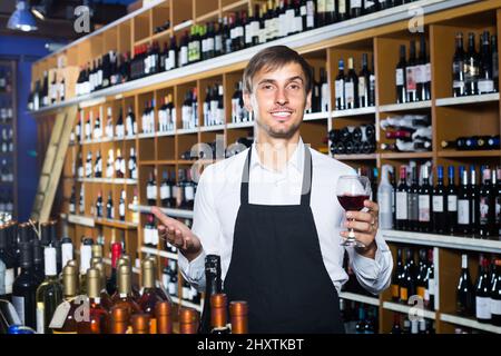 vendeur masculin dans un magasin de vin. Banque D'Images