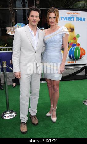 James Marsden et Lisa Linde lors de la première du nouveau film de Universal Pictures HOP, qui s'est tenu à Universal Studios Hollywood, Los Angeles Banque D'Images