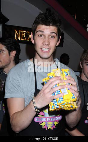 Casey Deidrick, de « Days of Our Lives », célèbre son anniversaire de 45th dans des millions de Milk-Shakes pour le projet St. Bernard destiné aux familles victimes de l'ouragan Katrina dans des millions de Milk-Shakes au centre commercial Westfield Culver City Mall Banque D'Images