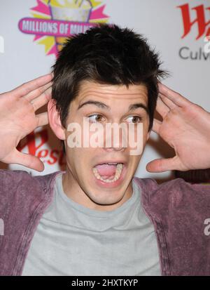 Casey Deidrick, de « Days of Our Lives », célèbre son anniversaire de 45th dans des millions de Milk-Shakes pour le projet St. Bernard destiné aux familles victimes de l'ouragan Katrina dans des millions de Milk-Shakes au centre commercial Westfield Culver City Mall Banque D'Images