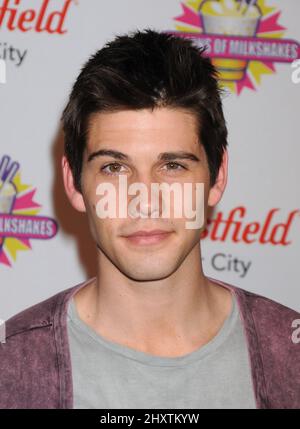 Casey Deidrick, de « Days of Our Lives », célèbre son anniversaire de 45th dans des millions de Milk-Shakes pour le projet St. Bernard destiné aux familles victimes de l'ouragan Katrina dans des millions de Milk-Shakes au centre commercial Westfield Culver City Mall Banque D'Images