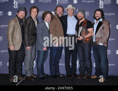 Zac Brown Band, James Taylor dans la salle de presse lors des Oscars 46th annuels de l'Académie de musique country qui se sont tenus à la MGM Grand Garden Arena, Las Vegas Banque D'Images