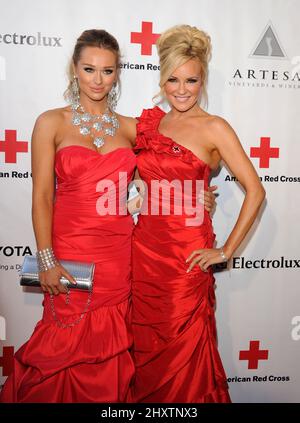 Katarina Van Derham et Bridget Marquardt lors de l'affaire American Red Cross Red Tie, tenue à l'hôtel Fairmont Miramar, le 9 avril 2011, à Santa Monica, Californie. Banque D'Images