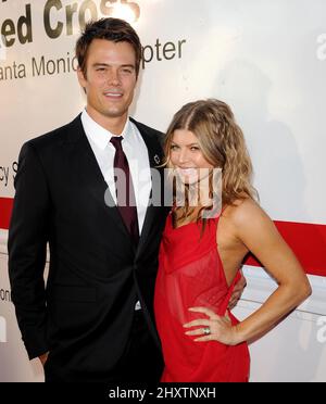 Josh Duhamel et Fergie lors de l'affaire American Red Cross Red Tie, qui s'est tenue à l'hôtel Fairmont Miramar, le 9 avril 2011, à Santa Monica, en Californie. Banque D'Images