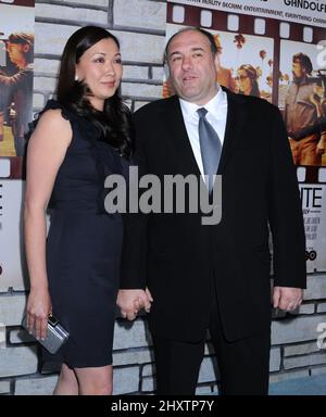 James Gandolfini et Deborah Lin présents à HBO présente 'Cinema Verite' aux Paramount Studios à Los Angeles, Etats-Unis. Banque D'Images