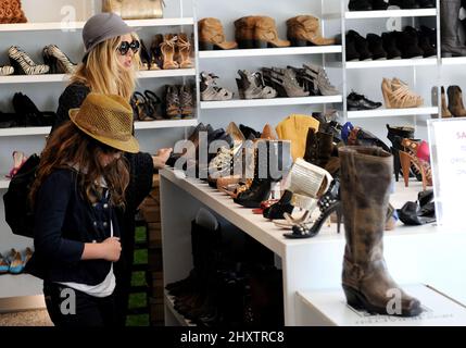 Rachel Zoe et la nièce sont vus faire du shopping à Kitson sur Robertson Boulevard à Los Angeles, Etats-Unis. Banque D'Images