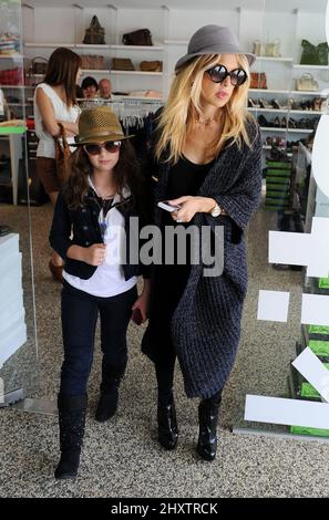 Rachel Zoe et la nièce sont vus faire du shopping à Kitson sur Robertson Boulevard à Los Angeles, Etats-Unis. Banque D'Images