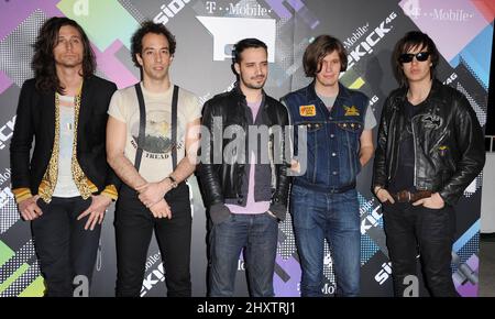 Nick Valensi, Albert Hammond Jr., Fabrizio Moretti, Nikolai Fraiture, Julian Casablancas, (Les courses) arrive à la partie de lancement de T-Mobile Sidekick 4G à Beverly Hills, Californie, le 20 avril 2011. Banque D'Images