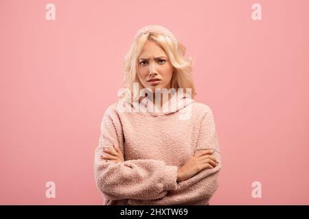 Femme offensé debout avec les bras pliés et regardant la caméra, la femme grumpy se sentant en colère et mécontente Banque D'Images