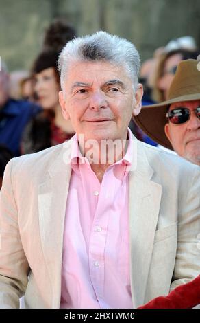 Richard Benjamin lors d'une cérémonie en hommage à l'acteur Peter O'Toole avec une cérémonie de main et empreinte, tenue au Grauman's Chinese Theatre à Los Angeles, USA. Banque D'Images