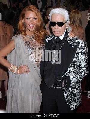 Blake Lively et Karl Lagerfeld arrivent pour le Metropolitan Museum Costume Institute Gala bénéfice célébrant Alexander McQueen, tenu au Metropolitan Museum of Art, New York. Banque D'Images