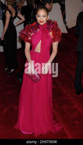 Jennifer Lopez arrive pour le Metropolitan Museum Costume Institute Gala bénéfice célébrant Alexander McQueen, qui s'est tenu au Metropolitan Museum of Art, New York. Banque D'Images