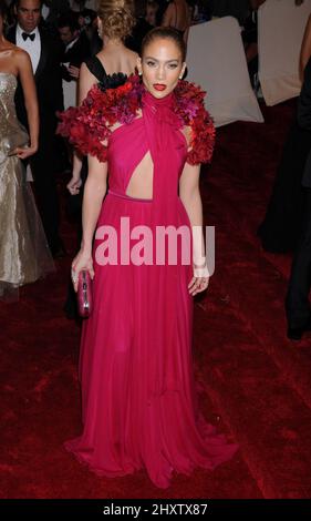 Jennifer Lopez arrive pour le Metropolitan Museum Costume Institute Gala bénéfice célébrant Alexander McQueen, qui s'est tenu au Metropolitan Museum of Art, New York. Banque D'Images