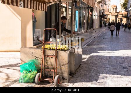 ATHÈNES, GRÈCE, Murch 2022 - . Un vendeur de maïs fraîchement cuit attend l'arrivée des acheteurs. Banque D'Images