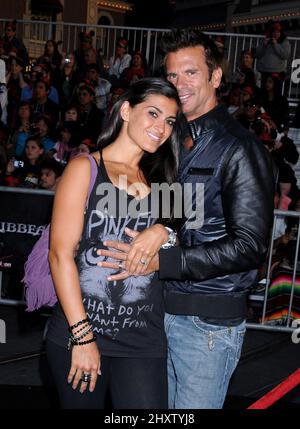 Lorenzo Lamas et sa femme Shawna Craig à la première mondiale « Pirates des Caraïbes : On Stranger Tides » qui s'est tenue à Disneyland, Los Angeles, Californie Banque D'Images