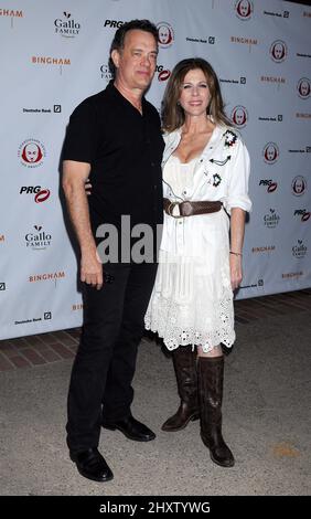 Tom Hanks et Rita Wilson assistent au Shakespeare Center de Los Angeles '21st Annual Simply Shakespeare collecteur de fonds tous les étoiles de la lecture des 'Merry Wives of Windsor' tenu au Royce Hall à l'UCLA à Los Angeles, Etats-Unis. Banque D'Images