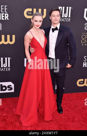 LOS ANGELES, CA - 13 MARS : Kathryn Newton et Kyle Allen assistent aux prix du choix des critiques annuels 27th au Fairmont Century Plaza le 13 mars 2022 Banque D'Images