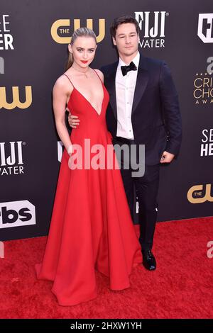 LOS ANGELES, CA - 13 MARS : Kathryn Newton et Kyle Allen assistent aux prix du choix des critiques annuels 27th au Fairmont Century Plaza le 13 mars 2022 Banque D'Images