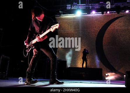 Le guitariste de basse Matt McJunkins et le chanteur James Maynard Keenan du groupe A Perfect Circle se produisent au Rock on the Range Music Festival qui a eu lieu au stade Crew. Banque D'Images