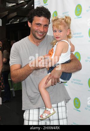 Jeremy Sisto et sa fille Charlie Sisto à l'anniversaire de naissance de Baby Buggy Bash de 10th qui s'est tenu dans les jardins victoriens de Wollman Rink à Central Park, New York. Banque D'Images