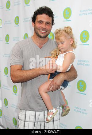 Jeremy Sisto et sa fille Charlie Sisto à l'anniversaire de naissance de Baby Buggy Bash de 10th qui s'est tenu dans les jardins victoriens de Wollman Rink à Central Park, New York. Banque D'Images