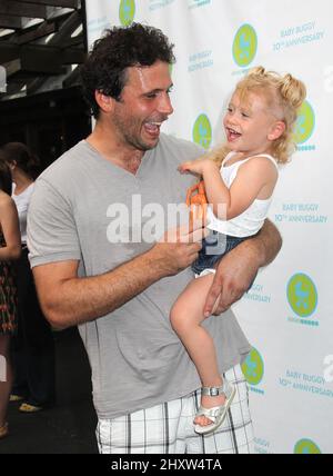 Jeremy Sisto et sa fille Charlie Sisto à l'anniversaire de naissance de Baby Buggy Bash de 10th qui s'est tenu dans les jardins victoriens de Wollman Rink à Central Park, New York. Banque D'Images