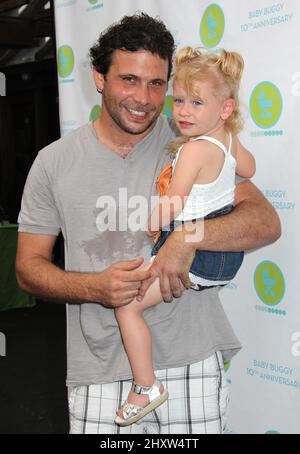 Jeremy Sisto et sa fille Charlie Sisto à l'anniversaire de naissance de Baby Buggy Bash de 10th qui s'est tenu dans les jardins victoriens de Wollman Rink à Central Park, New York. Banque D'Images