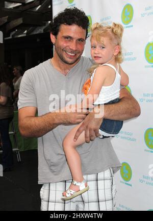 Jeremy Sisto et sa fille Charlie Sisto à l'anniversaire de naissance de Baby Buggy Bash de 10th qui s'est tenu dans les jardins victoriens de Wollman Rink à Central Park, New York. Banque D'Images