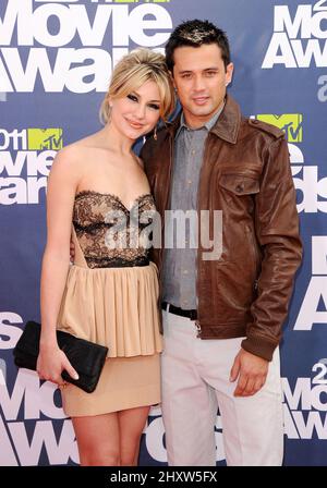 Chelsea Kane et Stephen Colletti assistent aux MTV Movie Awards 2011 qui se tiennent aux studios Universal de Los Angeles, aux États-Unis. Banque D'Images