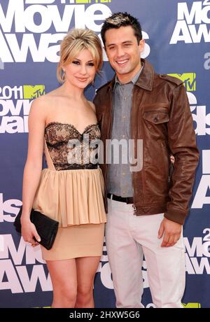 Chelsea Kane et Stephen Colletti assistent aux MTV Movie Awards 2011 qui se tiennent aux studios Universal de Los Angeles, aux États-Unis. Banque D'Images