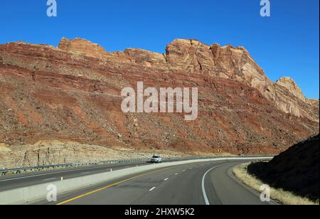 Mur rouge et route - Spotted Wolf Canyon, Utah Banque D'Images