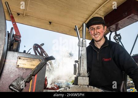 LEAP, West Cork, Irlande. 14th mars 2022. Des moteurs de traction à vapeur sont sortis de Ballydehob aujourd'hui, en direction du défilé de la Saint-Patrick à Kinsale, jeudi, à l'aide de la RNLI. En faisant une pause à Leap, West Cork était Jack Sinnott d'Enniscorthy sur un 1929 Fowler Steam Roller. Crédit : AG News/Alay Live News Banque D'Images