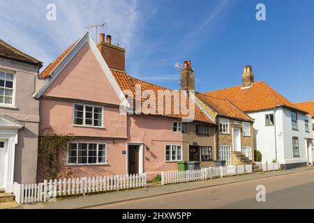 Rangée de vieux cottages sur Aldeburgh High Street. ROYAUME-UNI Banque D'Images