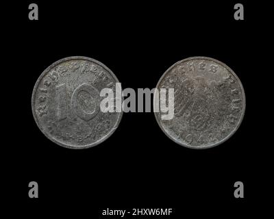 Photo isolée des deux côtés d'une pièce de 1942 Reich pfennig de l'Allemagne nazie, fond noir Banque D'Images