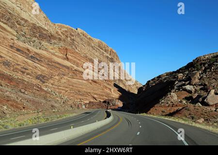 En voiture dans Spotted Wolf Canyon, Utah Banque D'Images