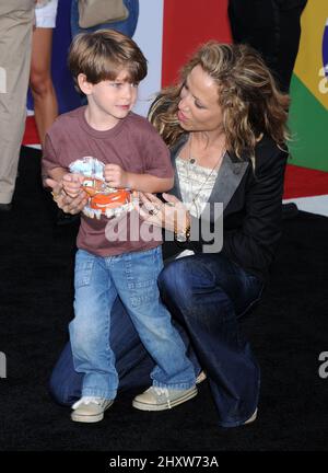 Sheryl Crow et son Wyatt à la première mondiale de 'Cars 2' au théâtre El Capitan de Los Angeles, en Californie. Banque D'Images