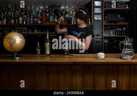 Édimbourg, Écosse, Royaume-Uni, 14th mars 2022. Sentier pour cocktails sur le thème du climat du Festival international des sciences d'Édimbourg : à partir de mars 19th, les gens peuvent « toast to Gaia » sur un parcours de boissons autoguidé, dont 17 bars et restaurants proposant un tout nouveau cocktail durable sur le thème du climat. Le sentier met en lumière le travail accompli par l'industrie des boissons en Écosse pour s'attaquer aux problèmes climatiques. Photo : le barman Jon Hughes prépare un cocktail avec du gin Avallen calvados ou Portobello Road, du gin IPA et des agrumes, des bitters d'orange et du soda Banque D'Images